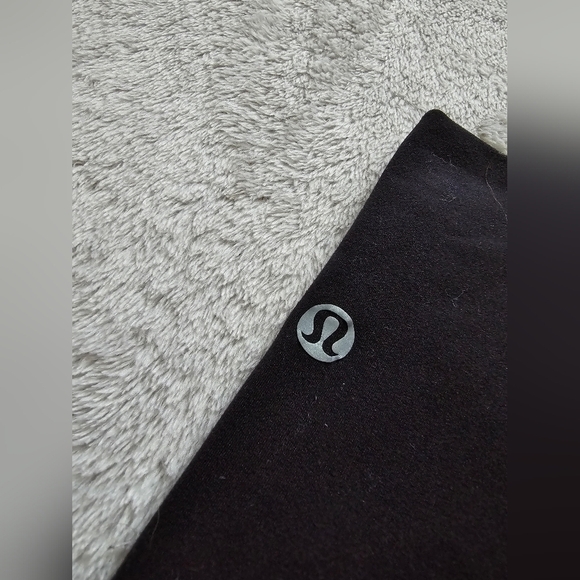 Lululemon Wunder Under Crop - Picture 3 of 6